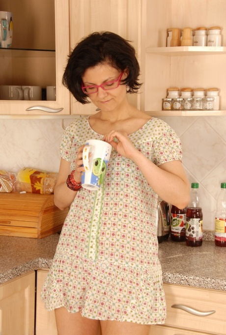 Nerdy mature amateur Honey S loses her dress and flaunts her big saggy tits