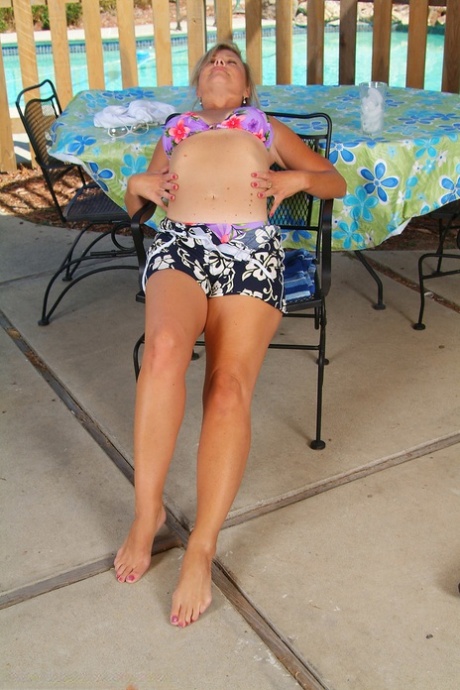 Sexy Puerto Rican mom with big tits Cricket playing with her holes poolside
