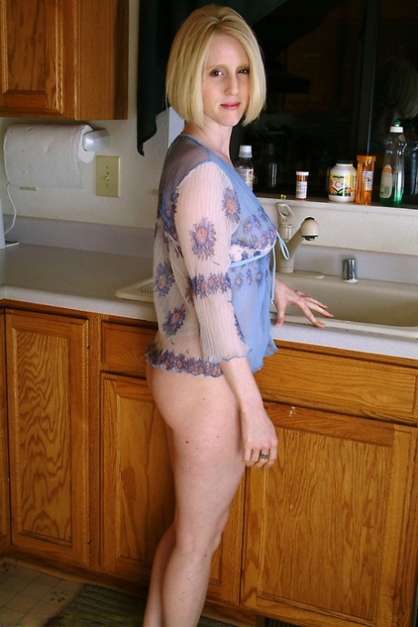 Playful housewife Lydia washing her incredible body in the kitchen sink