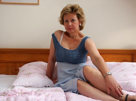 Amateur MILF Mischa gets rid of her clothes and rubs her mature snatch