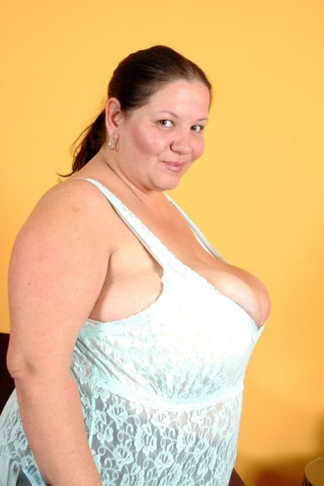 Amateur BBW Wonder Tracy strips naked to show her very big breasts