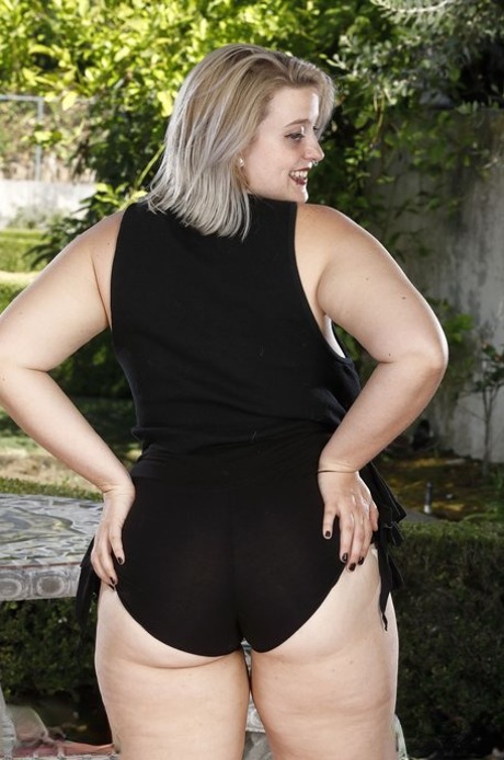 Chubby honey Nyx Night exposes her saggy boobs and bushy twat to pee