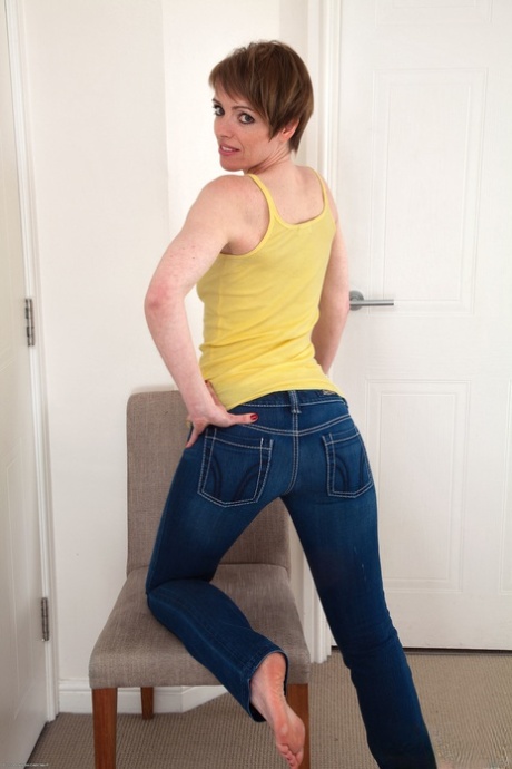 Amateur teen Maria doffs her jeans and spreads her hairy pussy on a chair