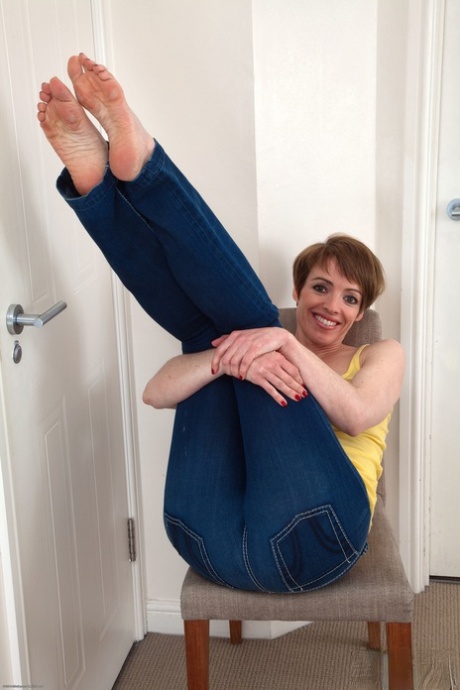 Amateur teen Maria doffs her jeans and spreads her hairy pussy on a chair