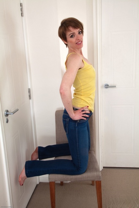 Amateur teen Maria doffs her jeans and spreads her hairy pussy on a chair