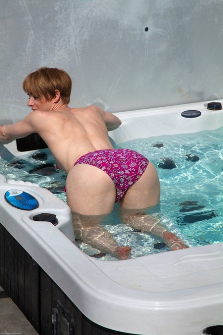 Sexy amateur Maria shows her inviting hairy pussy in an outdoor bathtub