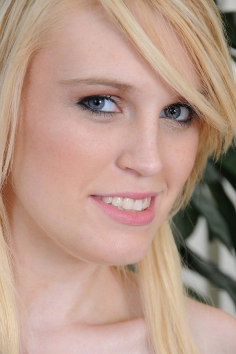 Beautiful amateur Amanda Bryant shows off and fingers her yummy pussy