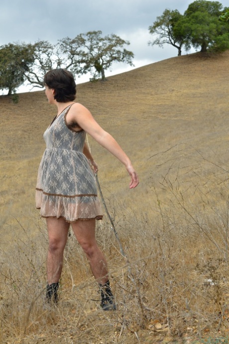 Curvy amateur slut Harley Hex strips and exposes her hairy body in a field