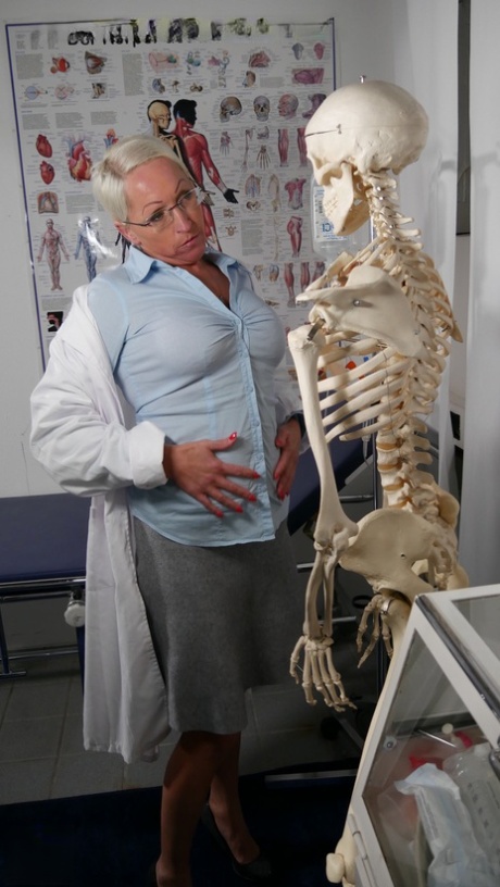 Short-haired doctor Anja stripping and masturbating at the office