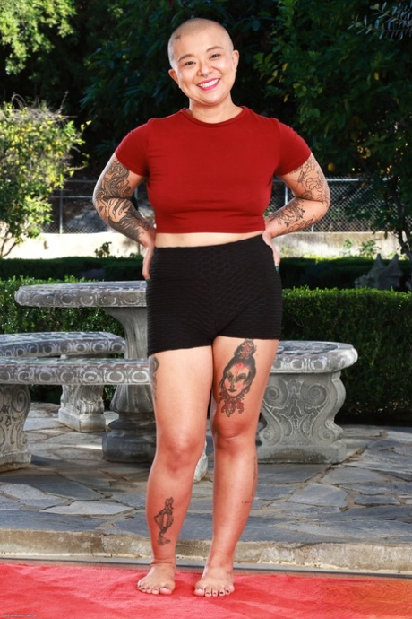 Bald babe Lulu Sparkle takes a piss while spreading her hairy pussy outdoors