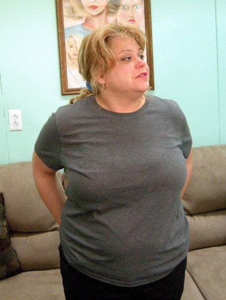 Fat amateur mom Jenna Fox removes her clothes and poses naked on a couch