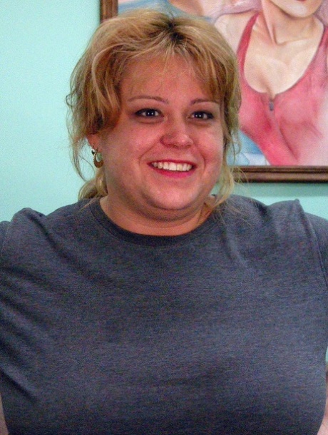 Fat amateur mom Jenna Fox removes her clothes and poses naked on a couch