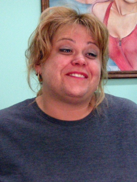 Fat amateur mom Jenna Fox removes her clothes and poses naked on a couch