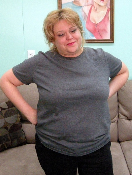 Fat amateur mom Jenna Fox removes her clothes and poses naked on a couch