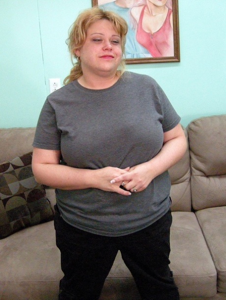 Fat amateur mom Jenna Fox removes her clothes and poses naked on a couch