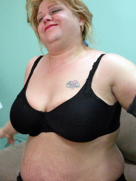Fat amateur mom Jenna Fox removes her clothes and poses naked on a couch