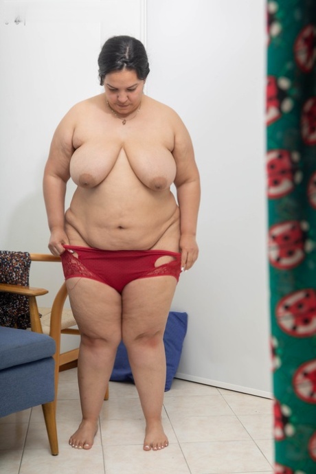 Fat amateur with huge juggs Laury gets spied on while getting dressed