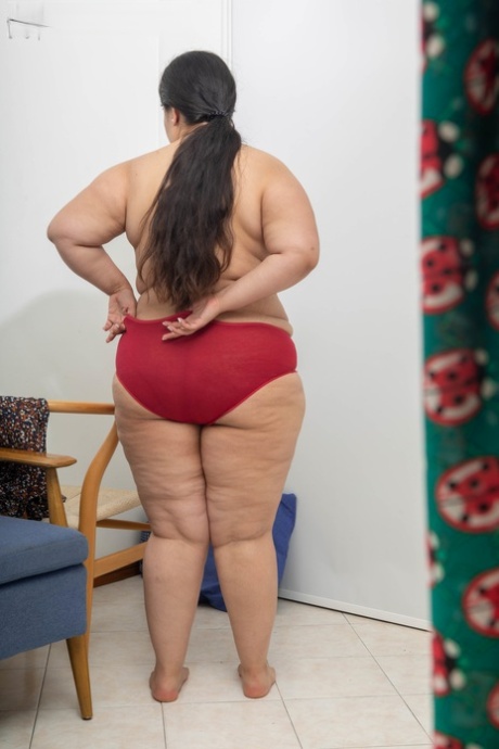 Fat amateur with huge juggs Laury gets spied on while getting dressed