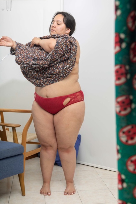 Fat amateur with huge juggs Laury gets spied on while getting dressed