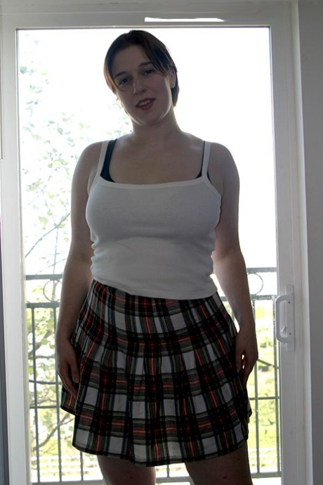 Voluptuous amateur Rowan shows off her big ass and her juicy melons