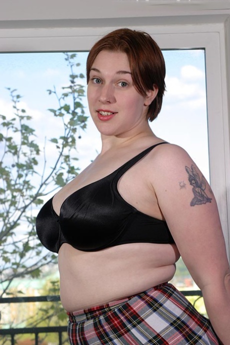 Voluptuous amateur Rowan shows off her big ass and her juicy melons