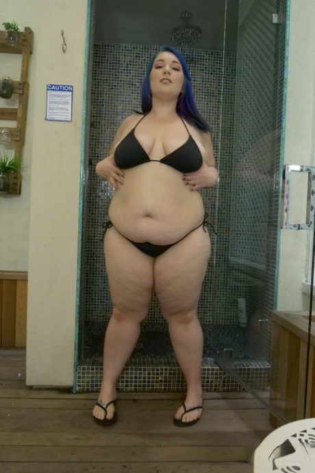 Amateur BBW Alexxxis Allure teasing with her monster curves in the shower