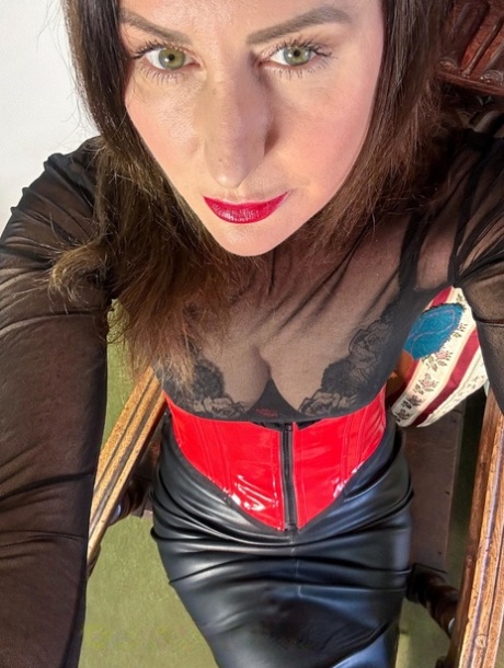 Hot MILF Lara Latex flaunts her tight ass while teasing in sexy fetish wear