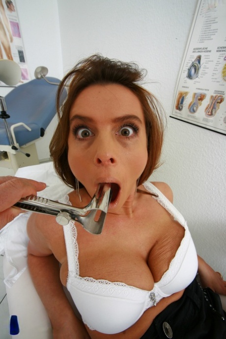 Hot MILF Susi pees after spreading & toying her yummy pussy at the doctor's