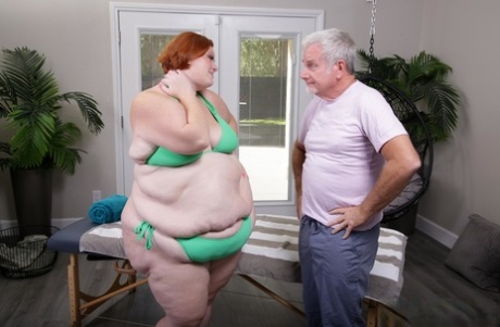 BBW Julie Ginger gets her big ass worshiped & fingered by her masseur