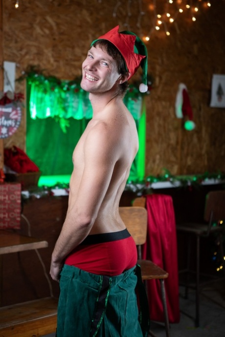 Men Com performed by Benjamin Blue, Daddy Cakes Naked Images