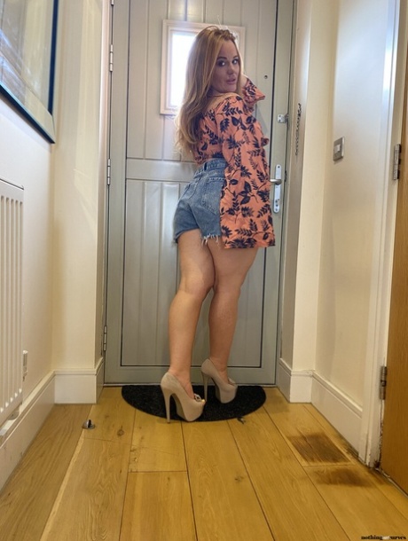 Nothing But Curves featuring Amber Leah Sex Pics